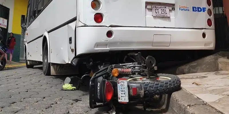 Un milagro de Dios: Ocupantes de una motocicleta salieron ilesos, luego de ser arrollados por una unidad de la ruta 06 de Juigalpa