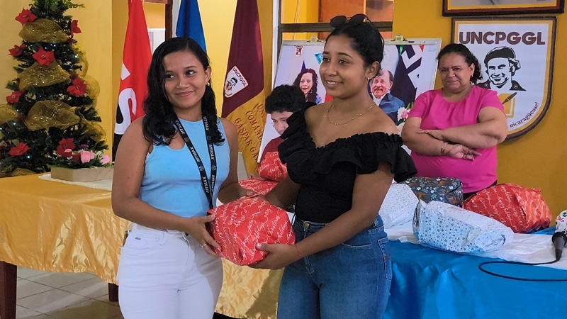 Alumnos reciben reconocimientos por su su activa participación. 