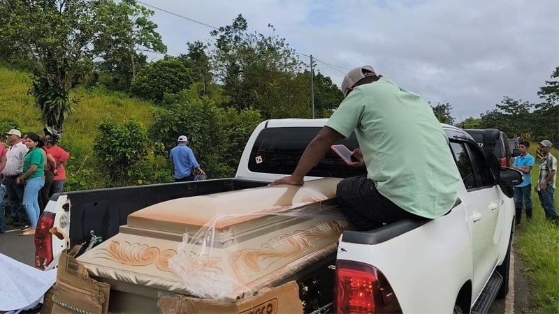 El momento en que están trasladando el cuerpo sin vida a Eliel Masis Duarte.