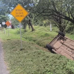 Con las llantas hacia arriba y en medio de una zanja, así quedó el carro que conducía Humberto José Mairena, originario de Santo Domingo-Chontales