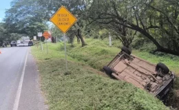 Con las llantas hacia arriba y en medio de una zanja, así quedó el carro que conducía Humberto José Mairena, originario de Santo Domingo-Chontales