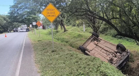Con las llantas hacia arriba y en medio de una zanja, así quedó el carro que conducía Humberto José Mairena, originario de Santo Domingo-Chontales