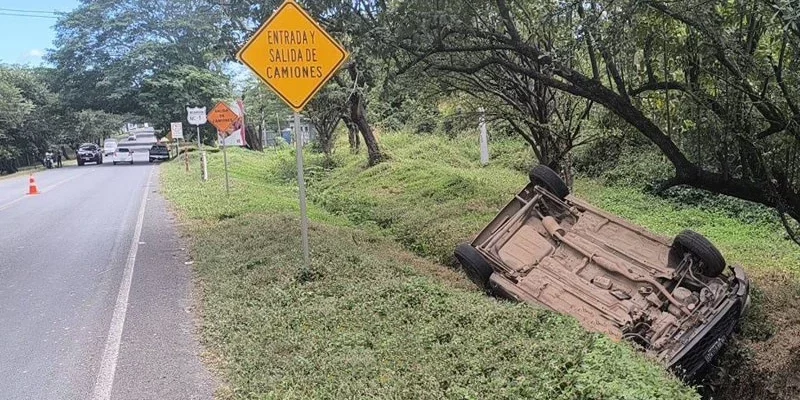 Con las llantas hacia arriba y en medio de una zanja, así quedó el carro que conducía Humberto José Mairena, originario de Santo Domingo-Chontales