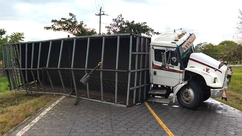 Así quedó este camión cuando se dirigía a la comunidad de Hato Grande. 