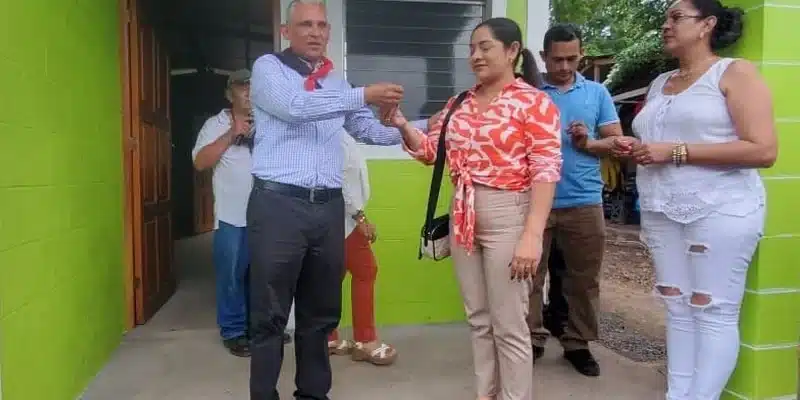 En navidad las autoridades municipales de Juigalpa hicieron entrega de 04 viviendas dignas a familias pobres