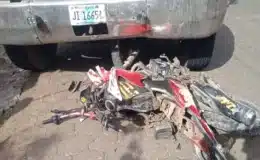 Muere el motociclista Uriel Rivera, luego de impactar con un camión