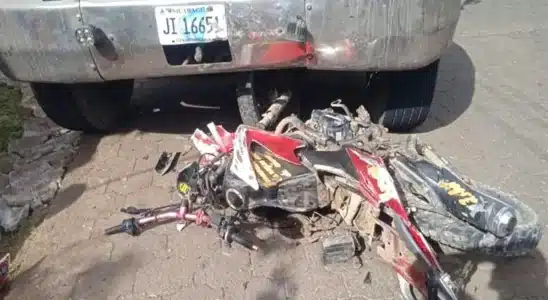 Muere el motociclista Uriel Rivera, luego de impactar con un camión