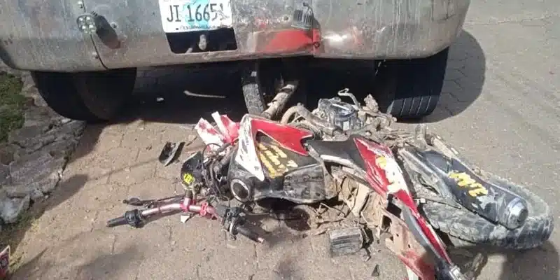 Muere el motociclista Uriel Rivera, luego de impactar con un camión