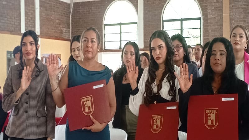 Los nuevos profesionales son juramentados por las autoridades de la Universidad Padre "Gaspar García Laviana". 