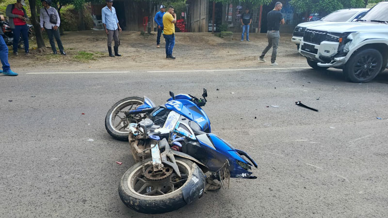 Motocicleta impactada por esta camioneta en el empalme de Lóvago. 