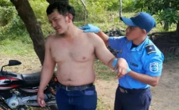 Motociclista resultó con un trauma, luego de ser impactado por una camioneta