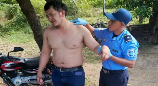 Motociclista resultó con un trauma, luego de ser impactado por una camioneta