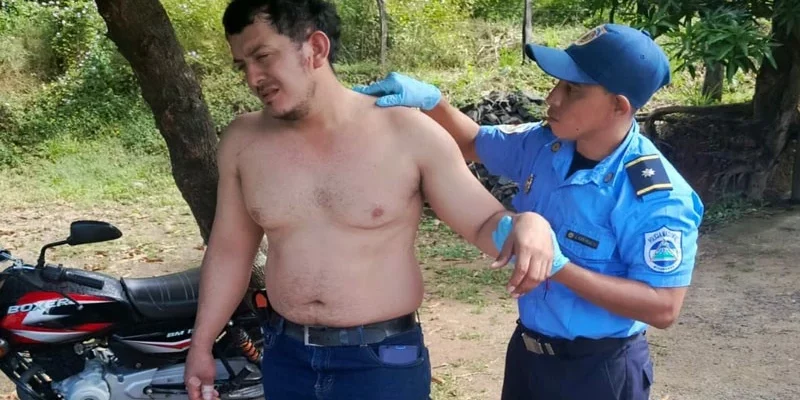 Motociclista resultó con un trauma, luego de ser impactado por una camioneta