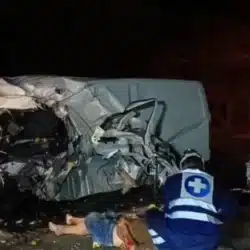 Fuerte accidente de tránsito entre un microbus y un camión dejó una persona gravemente lesionada