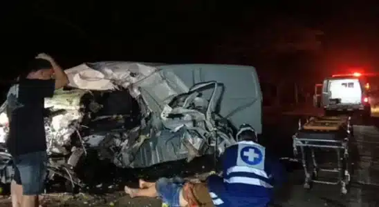 Fuerte accidente de tránsito entre un microbus y un camión dejó una persona gravemente lesionada