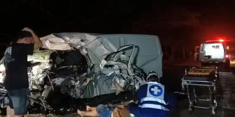 Fuerte accidente de tránsito entre un microbus y un camión dejó una persona gravemente lesionada