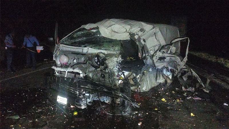 Así quedó el microbús que conducía Weng Nayi.