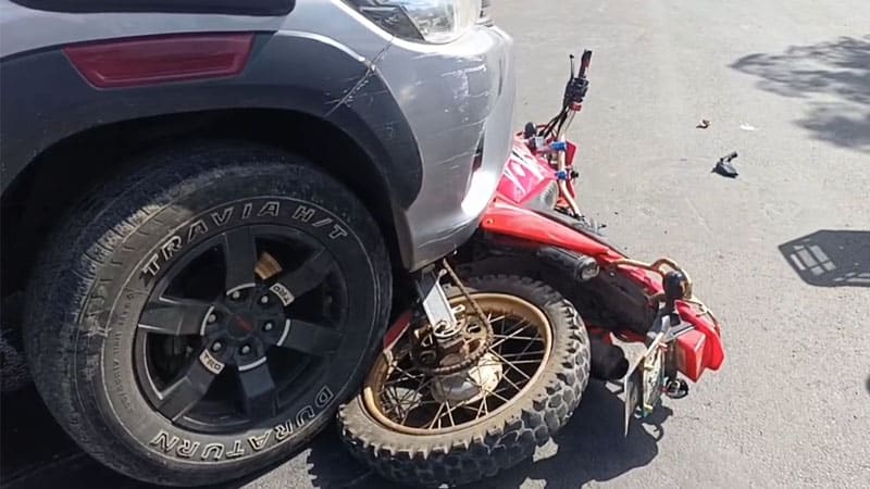 Así quedó la motocicleta atrapada en la parte delantera de esta camioneta.