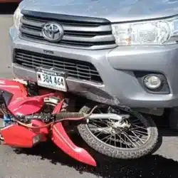 Motociclista resultó ileso tras ser envestido por una camioneta doble cabina