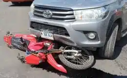 Motociclista resultó ileso tras ser envestido por una camioneta doble cabina