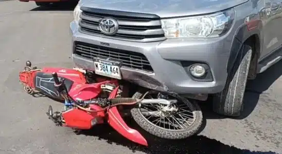 Motociclista resultó ileso tras ser envestido por una camioneta doble cabina