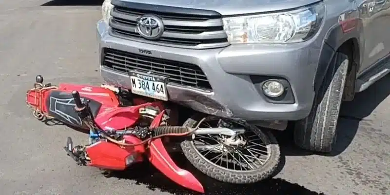 Motociclista resultó ileso tras ser envestido por una camioneta doble cabina