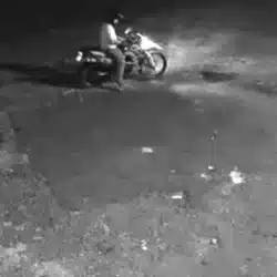 Delincuentes atacan brutalmente a Roberto Antonio, solo para robarle su celular