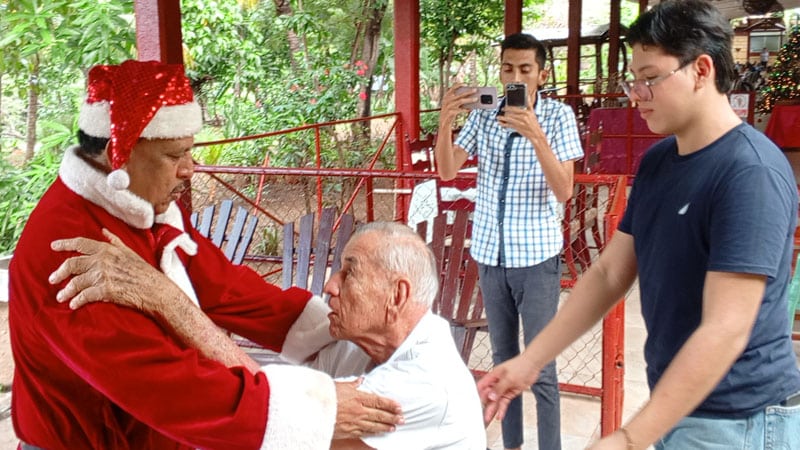 Santa saluda a unos de los abuelitos del Asilo de Juigalpa. 