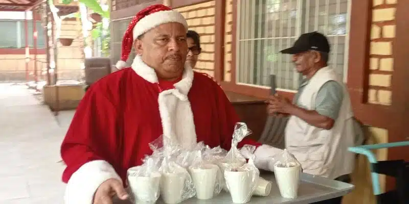 Santa Claus Nica llevó alegría y un donativo a los adultos mayores del Asilo de ancianos de Juigalpa