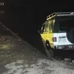 Camioneta junto a su conductor cayó en las aguas de la quebrada El Potrero