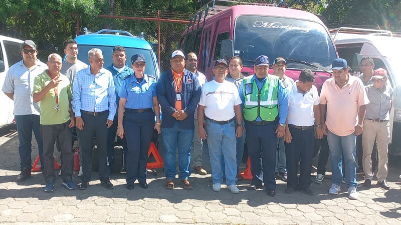 Autoridades y transportistas durante la inspección a las unidades brindan el servicio de transporte escolar. 