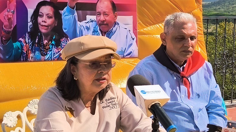 La licenciada María Estelbina Báez, junto al licenciado Halil Navarrete. 