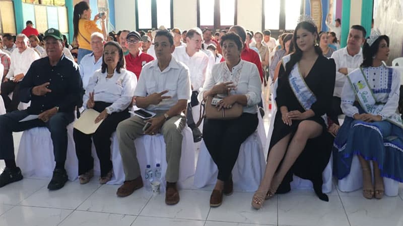 Autoridades municipales de Juigalpa y departamentales.