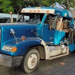 Colisión entre una cisterna y una rastra dejó un lesionado y daños materiales