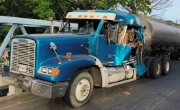 Colisión entre una cisterna y una rastra dejó un lesionado y daños materiales