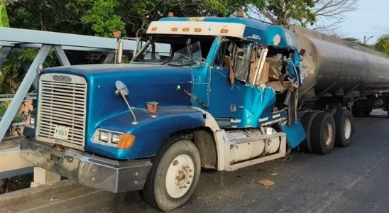 Colisión entre una cisterna y una rastra dejó un lesionado y daños materiales