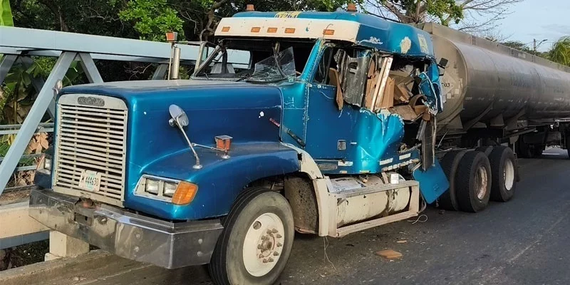 Colisión entre una cisterna y una rastra dejó un lesionado y daños materiales