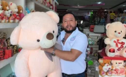 Comercio de Juigalpa se viste de romance y color para ofrecer detalles en la antesala del 14 de febrero