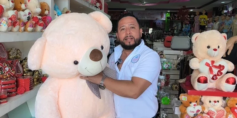 Comercio de Juigalpa se viste de romance y color para ofrecer detalles en la antesala del 14 de febrero