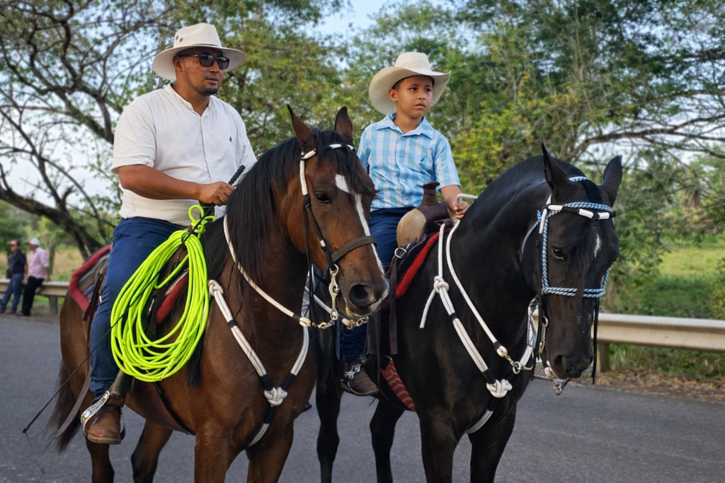 Padre e hijo participan en el desfile hípico de Mayasang. 