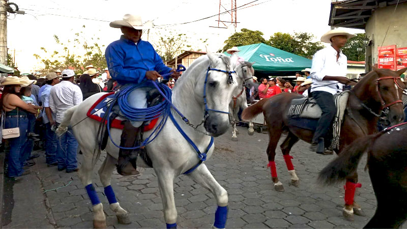 Los montados que recorrieron las principales calles de San Pedro de Lóvago. 