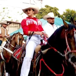 Caballistas engalanan desfile hípico de San Pedro de Lóvago