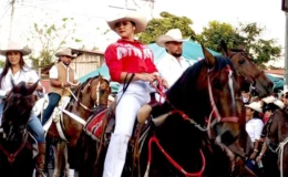Caballistas engalanan desfile hípico de San Pedro de Lóvago