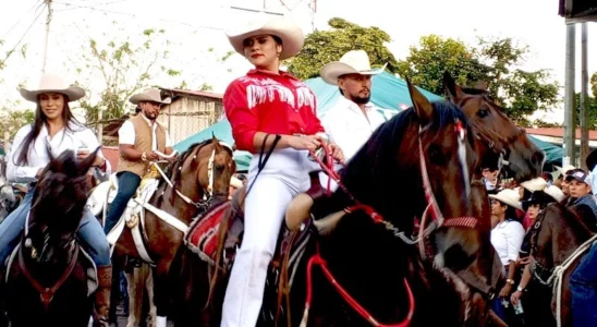 Caballistas engalanan desfile hípico de San Pedro de Lóvago
