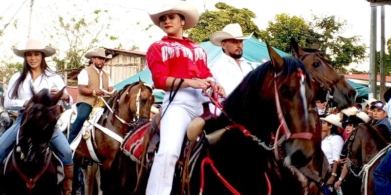 Caballistas engalanan desfile hípico de San Pedro de Lóvago