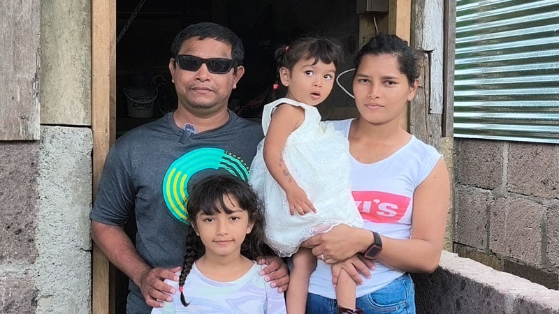 Isnoel junto a su esposa y sus dos hijas. 
