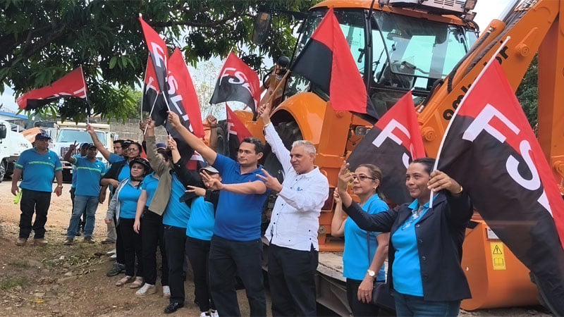 El licenciado Halil Navarrete, junto al vicealcalde de Juigalpa y servidores públicos. 