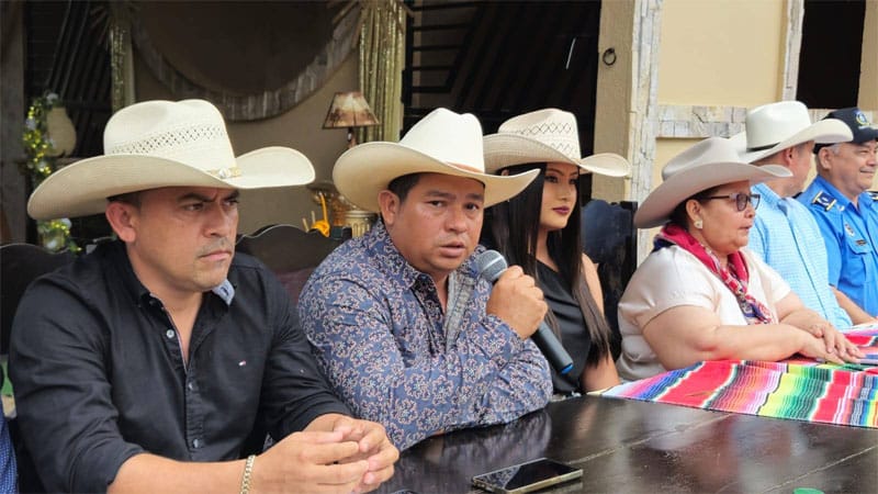 Miembros del comité organizador de la fiesta hípica de Nueva Guinea. 