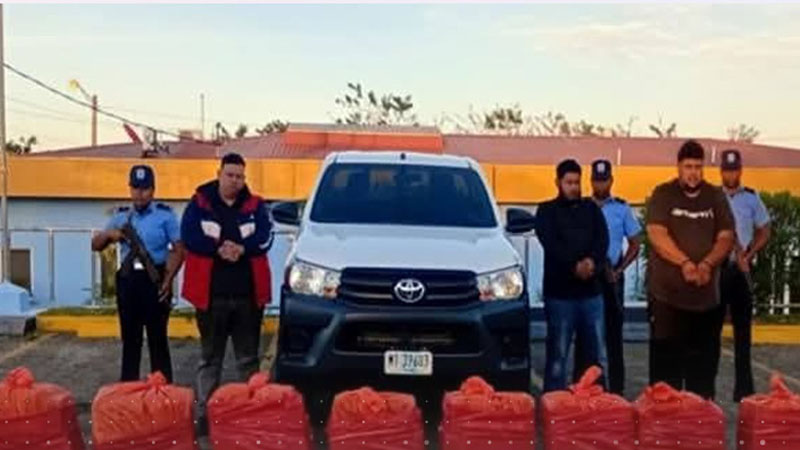 Policía presentó a los ocupantes de la droga incautada. 