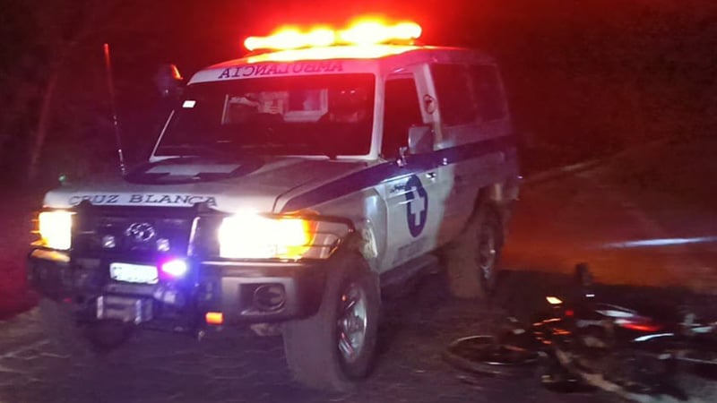 Unidad de Cruz Blanca atendiendo el accidente carretera a La Libertad. 